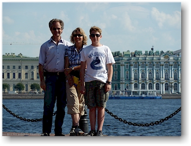 reto, susanne und mathias bei der peter-paul-festung (petropavlovskaya krepost) auf der insel zayachii ostrov in sankt petersburg, RU