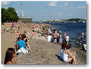 sandstrand bei der peter-paul-festung (petropavlovskaya krepost) auf der insel zayachii ostrov in sankt petersburg, RU