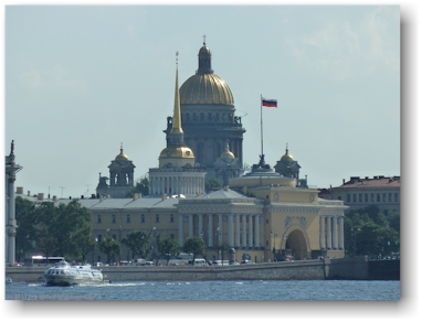 blick von der peter-paul-festung auf der insel zayachii ostrov auf die admiralitaet (admiralteystvo) und den dom der isaakskirche (isaakievsky sobor) in sankt petersburg, RU