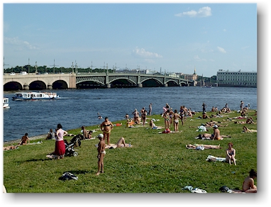 blick von der peter-paul-festung (petropavlovskaya krepost) auf der insel zayachii ostrov auf die dreifaltigkeits-bruecke (troitskiy most) in sankt petersburg, RU