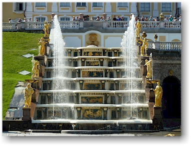 grosse kaskade vor dem grosser palast im peterhof (petrodvorets) bei sankt petersburg, RU