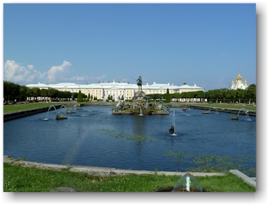 eingang zum grossen palast im peterhof (petrodvorets) bei sankt petersburg, RU
