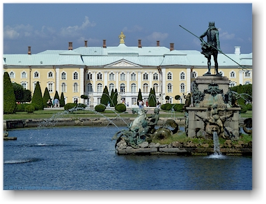 eingang zum grossen palast im peterhof (petrodvorets) bei sankt petersburg, RU
