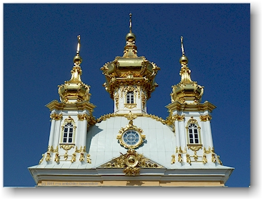 dach der kapelle neben dem grosser palast im peterhof (petrodvorets) bei sankt petersburg, RU