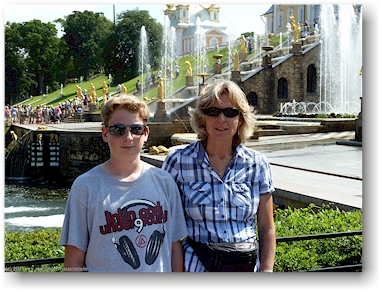 mathias und susanne vor der grossen kaskade vor dem grossen palast im peterhof (petrodvorets) bei sankt petersburg, RU
