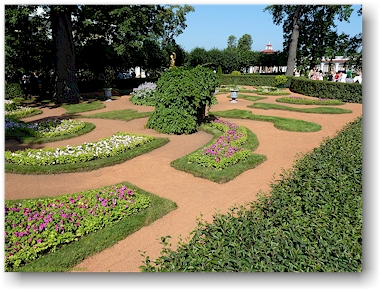 garten beim monplaisir palast im peterhof (petrodvorets) bei sankt petersburg, RU