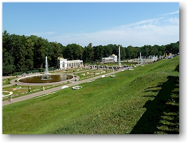 untere parkanlage hinter dem grossen palast im peterhof (petrodvorets) bei sankt petersburg, RU