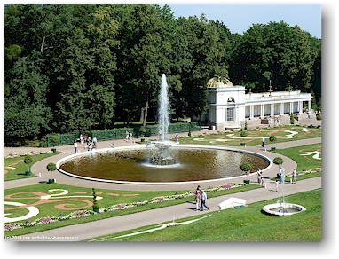 untere parkanlage hinter dem grossen palast im peterhof (petrodvorets) bei sankt petersburg, RU