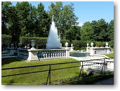 pyramidenbrunnen im peterhof (petrodvorets) bei sankt petersburg, RU