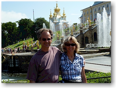 reto und susanne vor der grossen kaskade vor dem grossen palast im peterhof (petrodvorets) bei sankt petersburg, RU