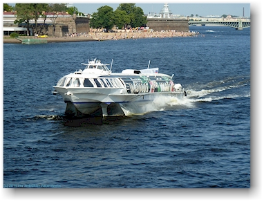 tragflaechenboot auf der newa (neva) zwischen sankt petersburg, RU und dem peterhof (petrodvorets)