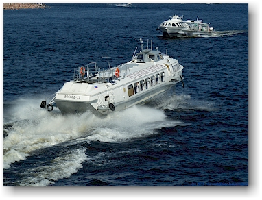 tragflaechenboot auf der newa (neva) zwischen dem peterhof und sankt petersburg, RU