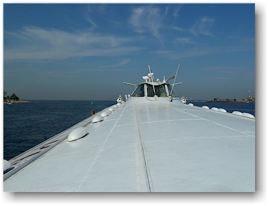 tragflaechenboot auf der newa (neva) zwischen sankt petersburg, RU und dem peterhof (petrodvorets)