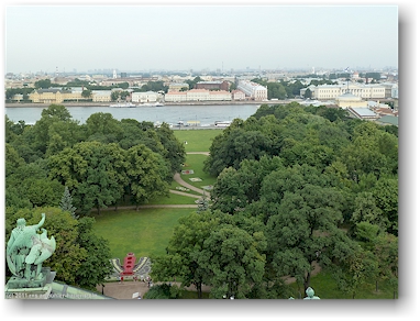 blick vom dom der isaakskathedrale (isaakievsky sobor) auf den stadtpark diesseits, den menschikow-palast, die universitaet und die akademie der wissenschaften jenseits der newa in sankt petersburg, RU