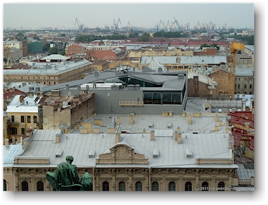 blick vom dom der isaakskathedrale (isaakievsky sobor) auf eine moderne loft ueber den daechern der stadt sankt petersburg, RU