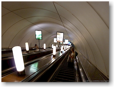 rolltreppe zur metro in sankt petersburg, RU