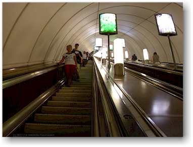 rolltreppe zur metro in sankt petersburg, RU