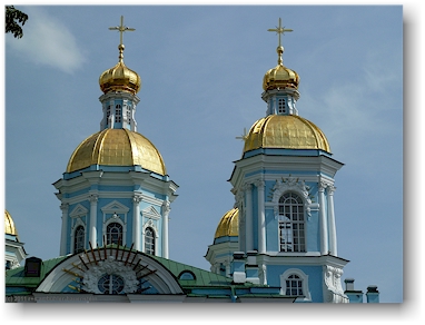 tuerme mit goldenen daecher der nikolaus und erscheinung des herrn kathedrale (nikolsky sobor) in sankt petersburg, RU