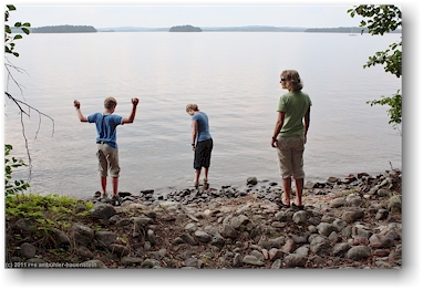 mathias, katrin und susanne am ufer des paeijaenne im nationalpark paeijaenteen kansallispuisto in der naehe von heinola, FI