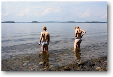 mathias und katrin baden im paeijaenne im nationalpark paeijaenteen kansallispuisto in der naehe von heinola, FI