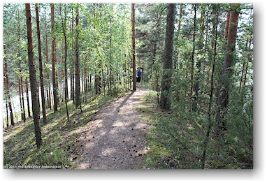 pfad ueber den wall im nationalpark paeijaenteen kansallispuisto in der naehe von heinola, FI