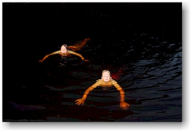 katrin und mathias beim nachtschwimmen beim campingplatz oravanpesaet bei sulkava, FI