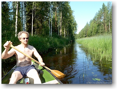 reto im heck unseres kanus auf dem fluss polvijoki, teil der eichhoernchen-route (oravareitti) zwischen juva und sulkava, FI