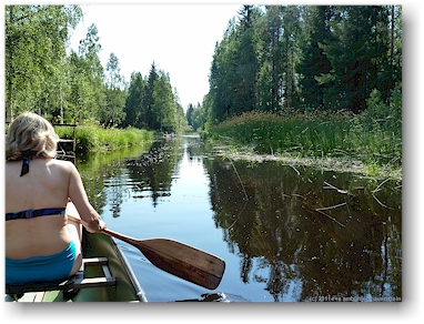 susanne im bug unseres kanus auf dem fluss polvijoki, teil der eichhoernchen-route (oravareitti) zwischen juva und sulkava, FI