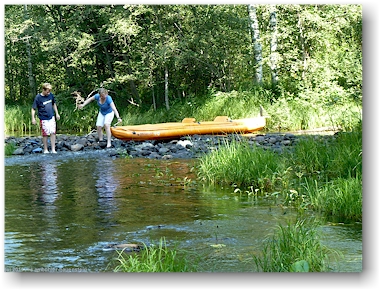 zu niedriger wasserstand des fluss polvijoki, teil der eichhoernchen-route (oravareitti) zwischen juva und sulkava, FI