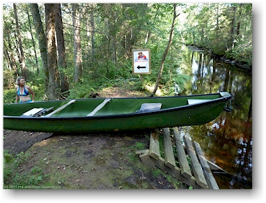 kurze portage vom floesser kanal ueber einen kleinen damm zum fluss karijoki auf der eichhoernchen-route (oravareitti) zwischen juva und sulkava, FI
