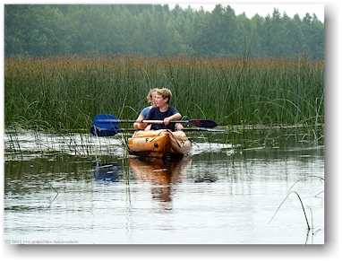 katrin und mathias auf dem schilfbewachsenen see hattulainen auf der suche nach dem durchgang zum pieni-maentynen, teil der eichhoernchen-route (oravareitti) zwischen juva und sulkava, FI