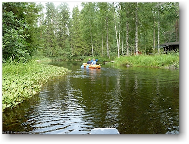 katrin und mathias im schlauchboot auf dem tikanjoki, teil der eichhoernchen-route (oravareitti) zwischen juva und sulkava, FI