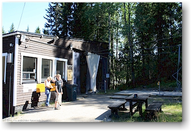 susanne, mathias und katrin an der talstation des sessellifts vom ufer des pielinen hinauf zum besucherzentrum im nationalpark kolin kansallispuisto, FI