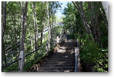 treppe vom parkplatz zum besucherzentrum des nationalpark kolin kansallispuisto, FI