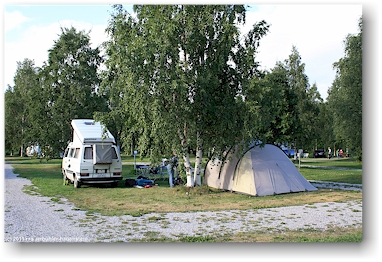 unser VW bus und unser zelt auf dem campingplatz hyvaerila bei nurmes, FI