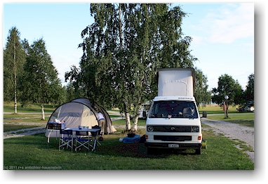 unser VW bus und unser zelt auf dem campingplatz hyvaerila bei nurmes, FI