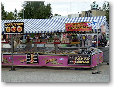 stand mit suessigkeiten auf dem markt in nurmes, FI