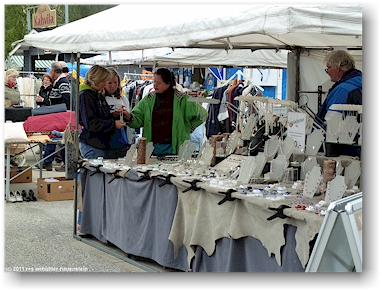 susanne kauft ein schmuckstueck zu katrins geburtstag an einem stand auf dem markt in nurmes, FI
