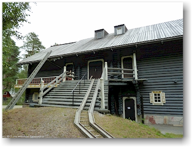 rueckseite des bauernhaus in traditionellem karelischem stil bei nurmes, FI