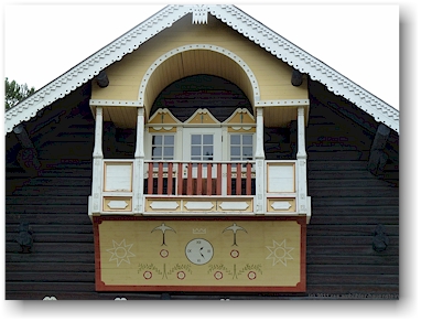balkon des bauernhaus in traditionellem karelischem stil bei nurmes, FI