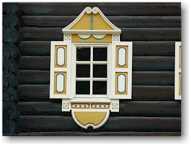 fenster des bauernhaus in traditionellem karelischem stil bei nurmes, FI