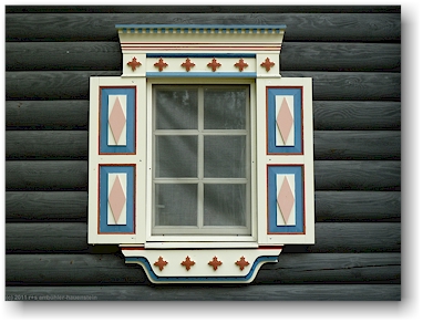 fenster des wohnhaus in traditionellem karelischem stil bei nurmes, FI