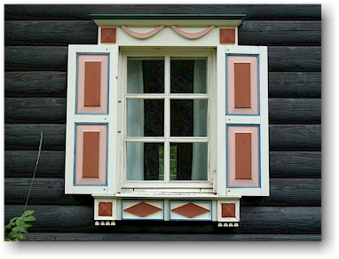 fenster des wohnhaus in traditionellem karelischem stil bei nurmes, FI