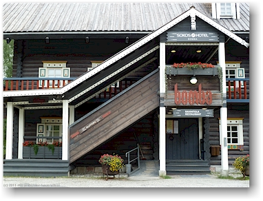 eingang zum sokos hotel bomba in traditionellem karelischem stil bei nurmes, FI