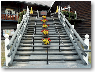 freitreppe zum sokos hotel bomba in traditionellem karelischem stil bei nurmes, FI