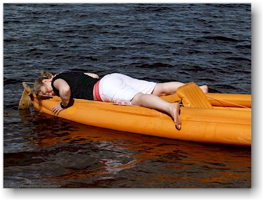 katrin beim mittagsrast auf einer kleinen insel im lautiainen bei nurmes, FI