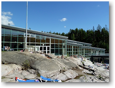 in die felswand gebautes hallenbad im wasserpark serena bei lahnus, FI