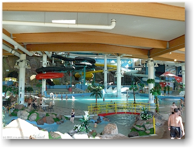 baeder und rutschen im hallenbad des wasserpark serena bei lahnus, FI