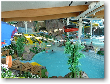 baeder und rutschen im hallenbad des wasserpark serena bei lahnus, FI