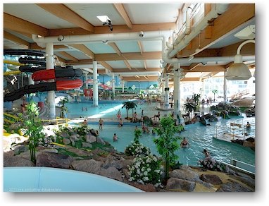 baeder und rutschen im hallenbad des wasserpark serena bei lahnus, FI